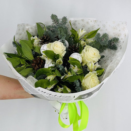 Зимний букет из натуральной хвои нобилис с розами и альстромерией