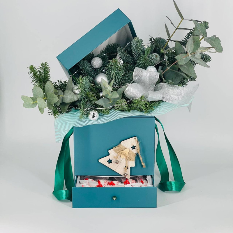 Новогодний букет из веток нобилиса с сюрпризом, стандартный