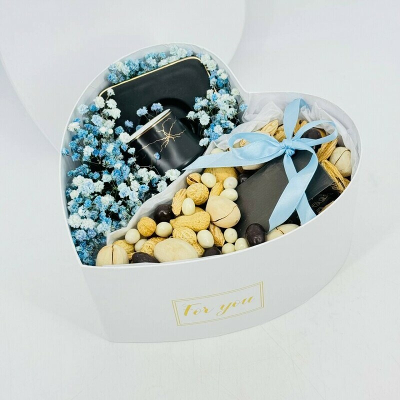 Podarochnij nabor serdtce, nasipnoj boks s orehami, zernovim kofe, chajnoj paroj i tcvetami gipsofili, standart