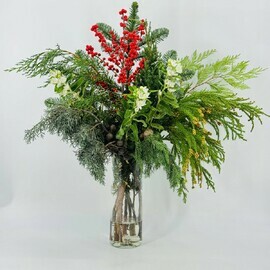 Zimnij buket iz zhivoj hvoi nobilis, tuya, merezhka, kiparis, ileks i tvidiya oksipetalum