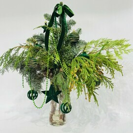 Новогодний букет из натуральной хвои с бархатными игрушками. Нобилис, кипарис, мережка, можжевельник