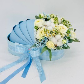 Buket na vipisku mal_chika. Lyul_ka s tcvetami na rozhdenie malisha. Ranunkulyus, gipsofila, tanatcetum