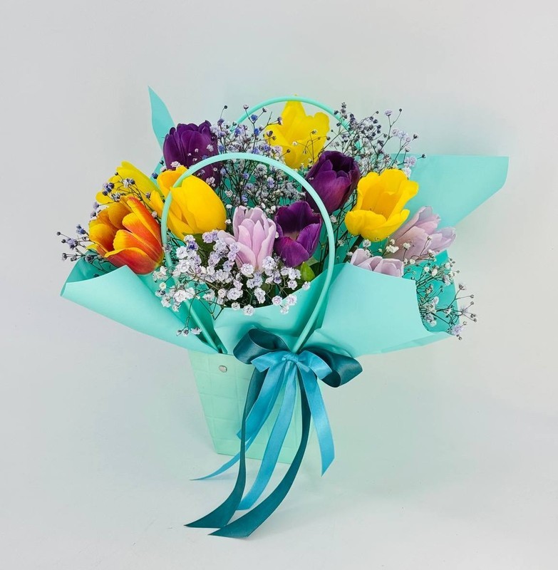Букет тюльпанов с веточками гипсофилы в сумочке, стандартный