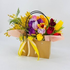 Букет тюльпанов с ароматной мимозой в сумочке