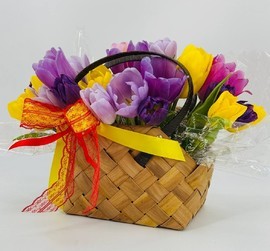 Плетёная сумочка с тюльпанами 