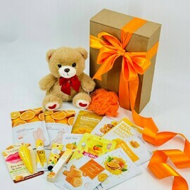 Podarochnij nabor uhodovoj kosmetiki s myagkoj igrushkoj medvezhonok. Podarok na 14 fevralya, 8 marta