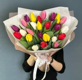 Букет из 28 разноцветного тюльпана