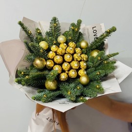 Новогодний букет с конфетами Ферреро Роше и веточками нобилиса