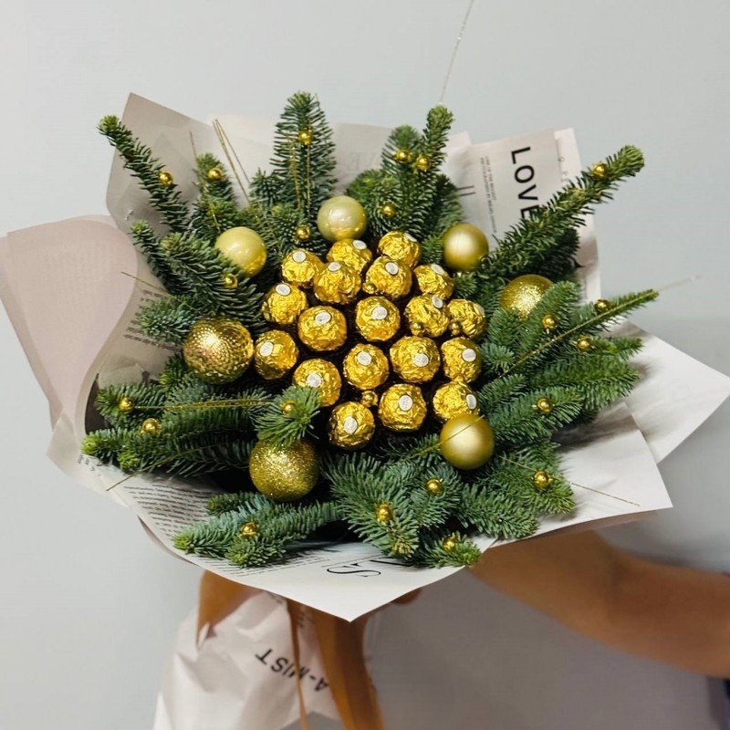 Новогодний букет с конфетами Ферреро Роше и веточками нобилиса, стандартный