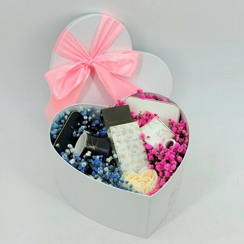 Podarochnij nabor boks serdtce s gipsofiloj, zernovim kofe,  chajnoj paroj, svechoj ruchnoj raboti, standart