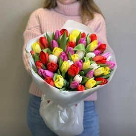 Buket iz 49 raznotcvetnih tyul_panov na den_ rozhdeniya, 8 marta