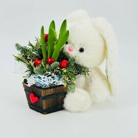 Гиацинт с веточками хвои нобилис в деревянном кашпо с мягкой игрушкой кролик. Композиция