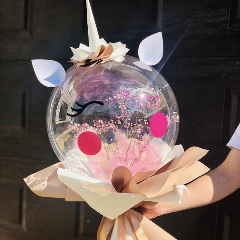 Buket edinorog. Gipsofila v share, standart