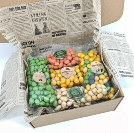 Podarochnij nabor solyonih orehov na 23 fevralya