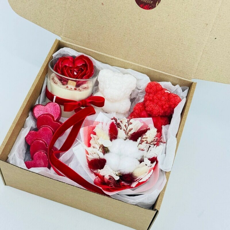 Podarochnij nabor svechej ruchnoj raboti iz premial_nogo soevogo voska s buketom iz suhotcvetov, standart