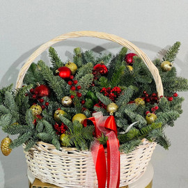 Большая новогодняя корзина с натуральным нобилисом и декором