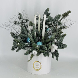Большая новогодняя композиция из хвои нобилис со свечками