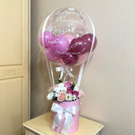 Микс букет с прозрачным шаром баблс. Розы и хризантемы