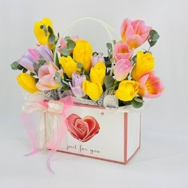 Nezhnij buket iz tyul_panov s vetochkami evkalipta v sumochke