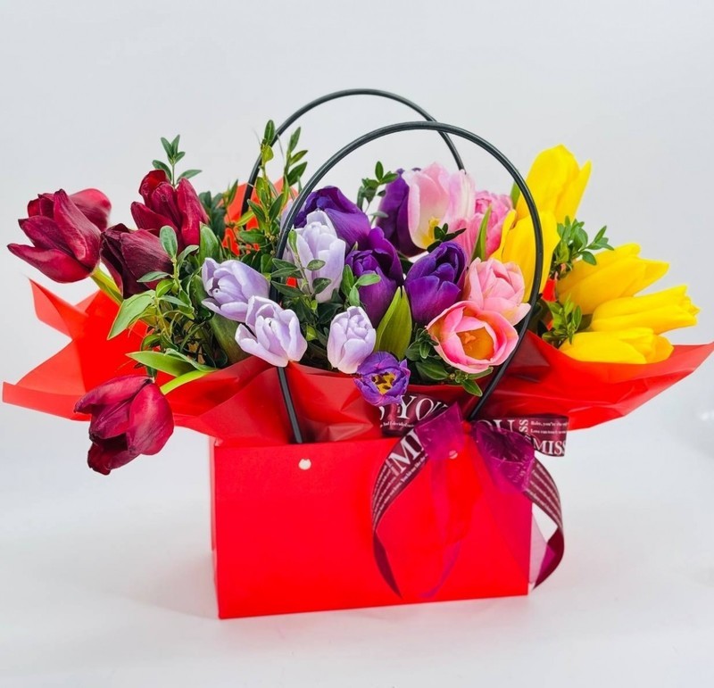 Buket iz 25 raznotcvetnih tyul_panov v sumochke, standart