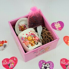 Podarochnij nabor. Keramicheskaya kruzhka s blyudtcem, lozhkoj i elitnij chaj. Podarok na 14 fevralya