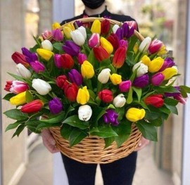 Большая корзина 101 разноцветный тюльпан