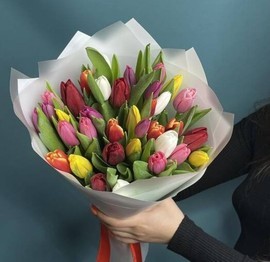 Букет из 35 разноцветных тюльпанов