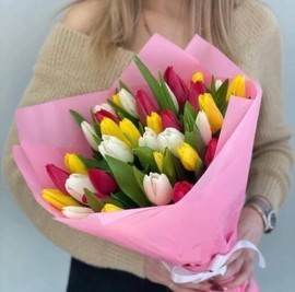 25 raznotcvetnih tyul_panov v rozovoj upakovke. Buket na den_ rozhdeniya, 8 marta