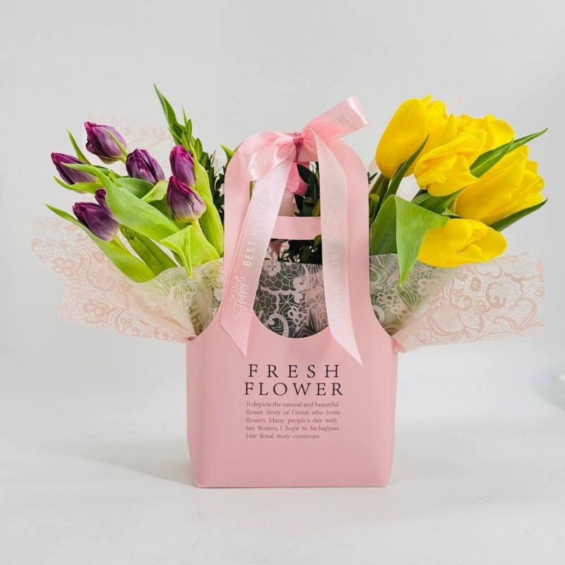 Букет из 15 тюльпанов в розовой сумочке, стандартный