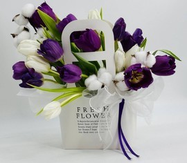 Buket iz 19 belih i fioletovih tyul_panov s hlopkom v beloj sumochke