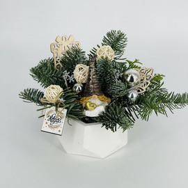 Подарочная новогодняя композиция в кашпо из нобилиса