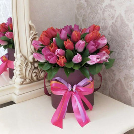 Тюльпаны букет в шляпной коробке