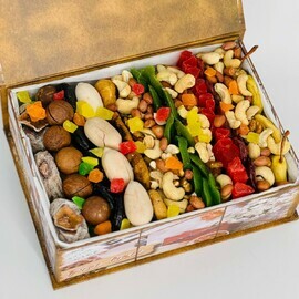 Podarochnaya korobka kniga s suhofruktami i orehami miks