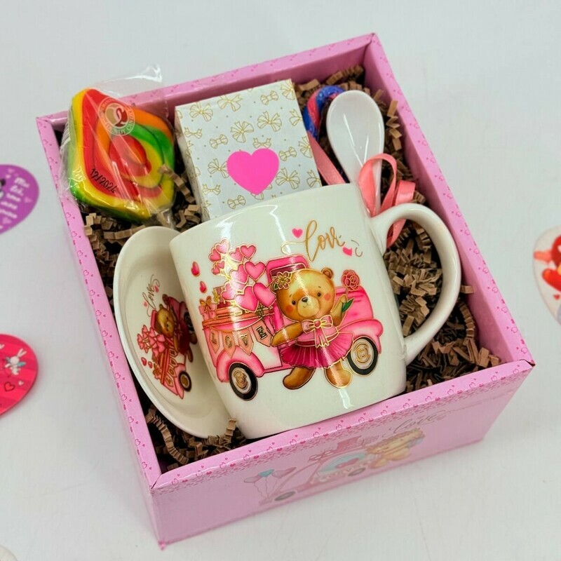 Podarochnij chajnij nabor s karamel_kami i keramicheskoj kruzhkoj s blyudtcem i lozhkoj, standart