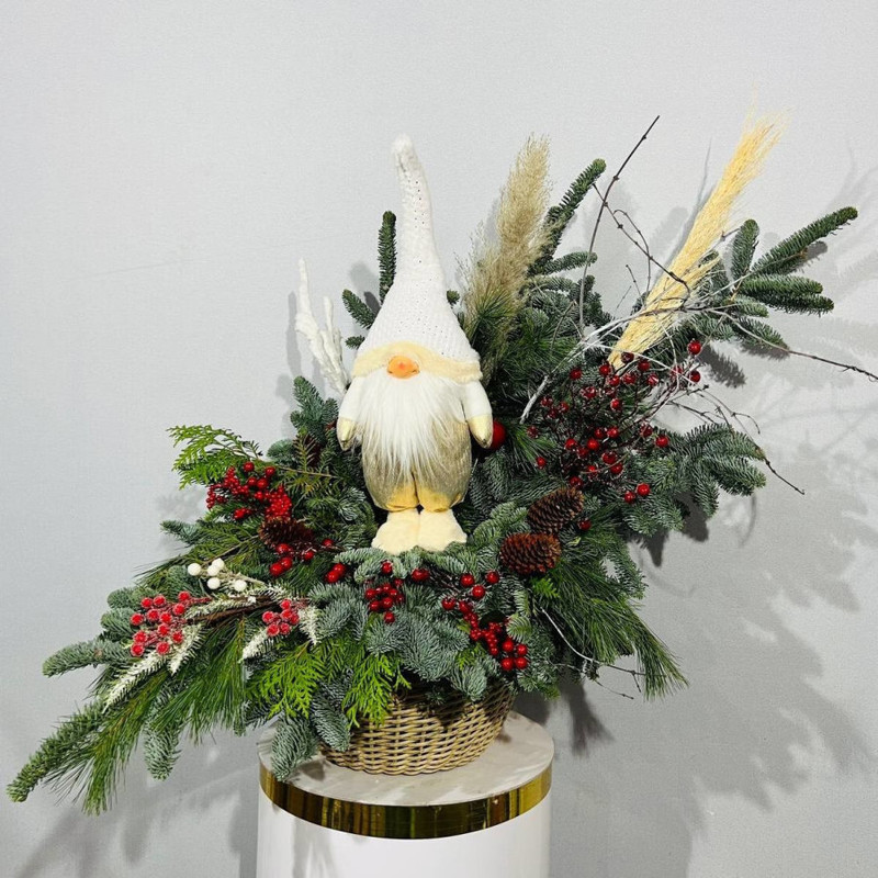 Новогоднее украшение входа в дом композиция из натуральной хвои нобилис в кашпо из ротанга, стандартный