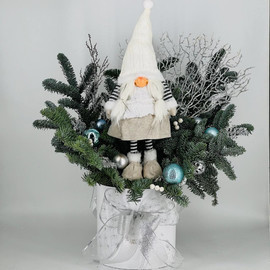 Большой букет из нобилиса с мягкой интерьерной игрушкой в виде гнома