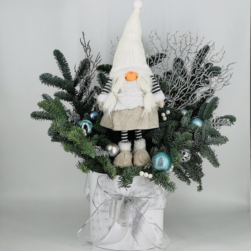 Bol_shoj buket iz nobilisa s myagkoj inter_ernoj igrushkoj v vide gnoma, standart