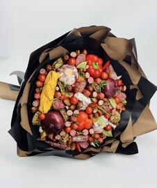 Bol_shoj kolbasnij buket s zakuskami dlya muzhchini