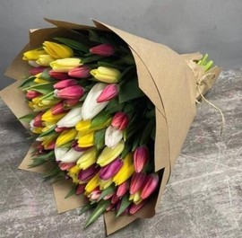 Огромный букет 101 тюльпан в крафт упаковке