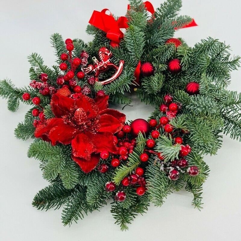 Новогодний рождественский венок 50 см из натурального нобилиса с лошадкой и красным декором, стандартный