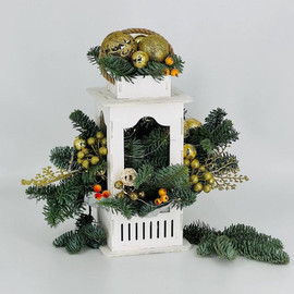 Novogodnyaya kompozitciya s fonaryom i vetochkami natural_nogo nobilisa