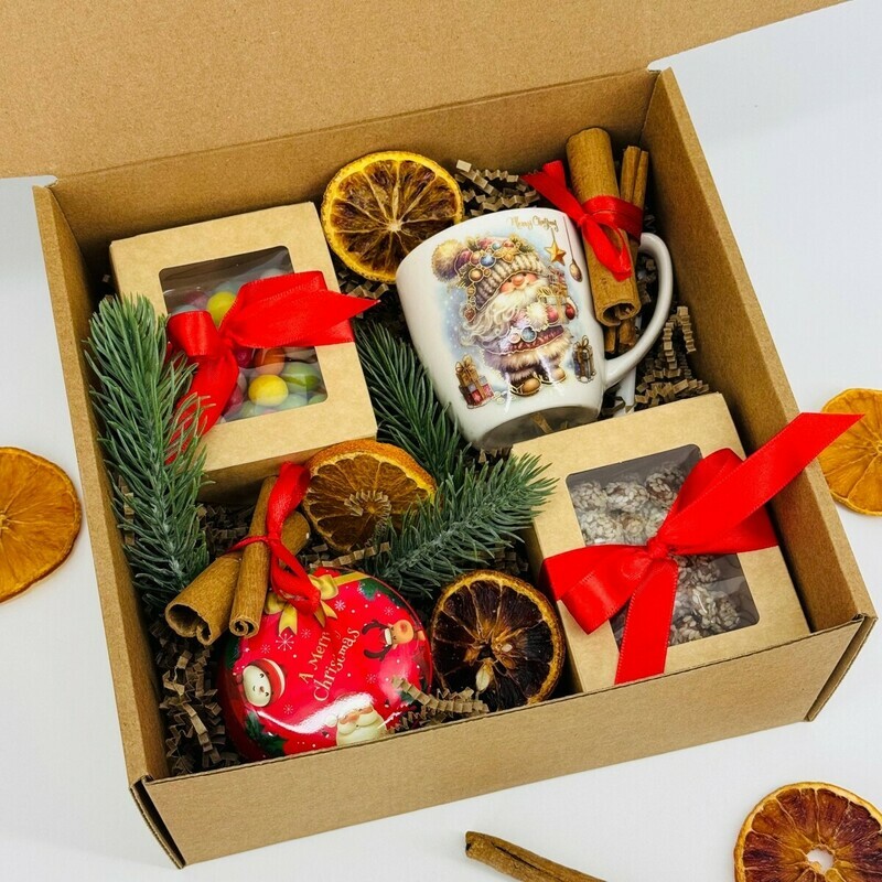 Новогодний подарочный бокс. Свеча ручной работы, новогодняя кружка, орехи, стандартный