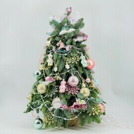 Novogodnyaya naryazhennaya yolochka 70 sm ruchnoj raboti iz vetok nobilisa v kashpo iz rotanga