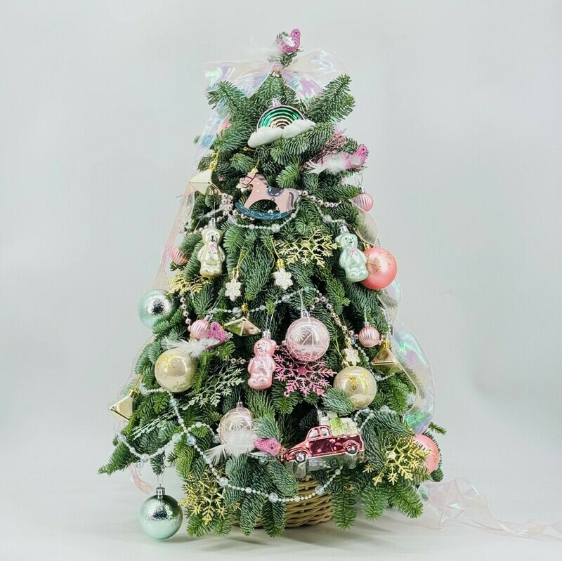 Novogodnyaya naryazhennaya yolochka 70 sm ruchnoj raboti iz vetok nobilisa v kashpo iz rotanga, standart