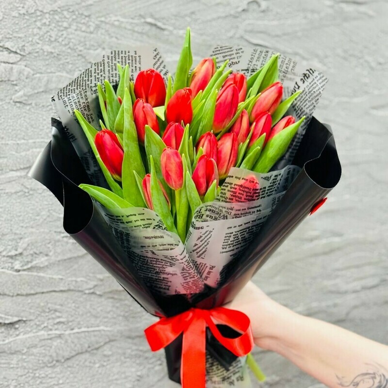 Букет из 19 красных тюльпанов в чёрной дизайнерской упаковке, стандартный