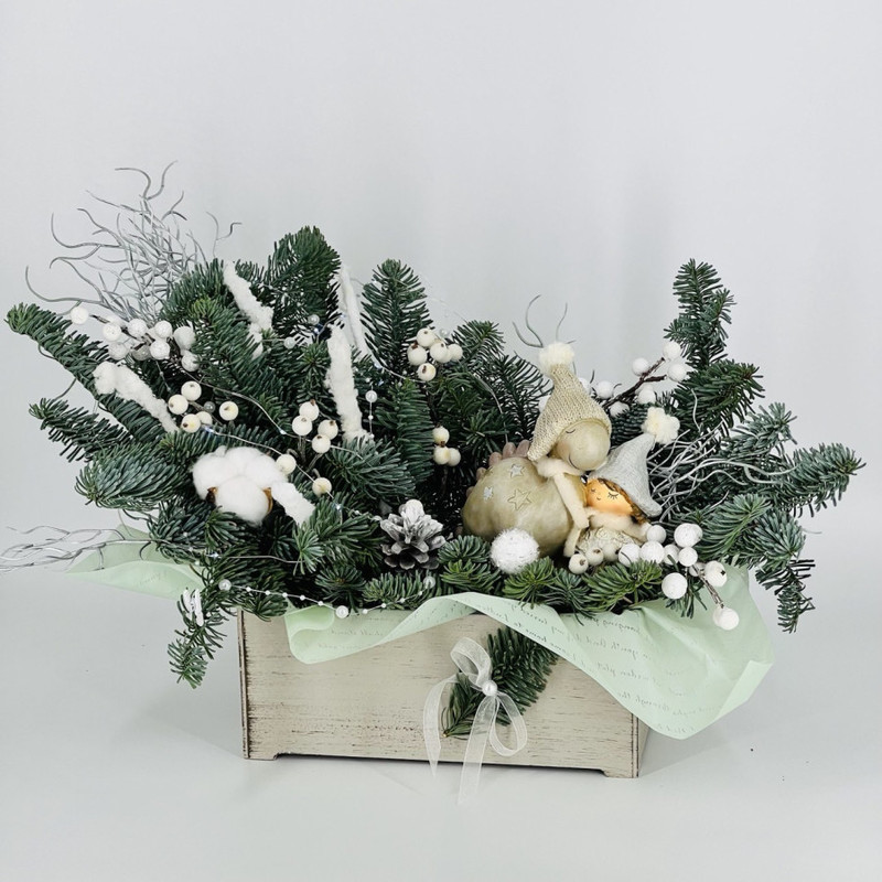 Букет нобилиса в деревянном ящике с новогодним декором и сувениром, стандартный