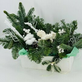 Украшение новогоднего стола из нобилиса с сувениром лошадка в деревянном ящике