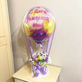 Buket s vozdushnim sharom babls. Hrizantemi, santini, roza kustovaya