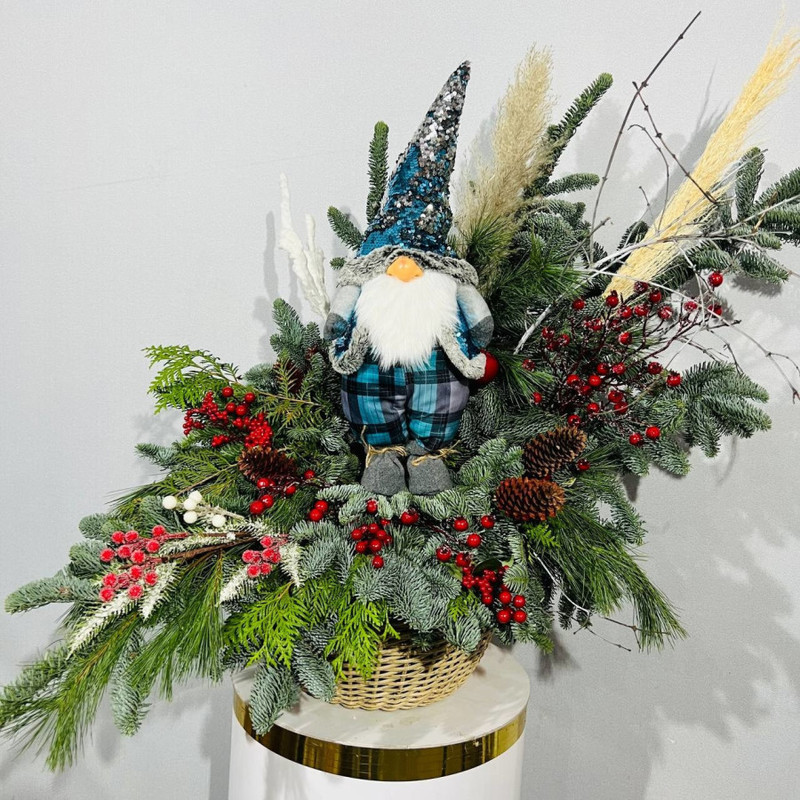 Novogodnyaya bol_shaya kompozitciya iz eli nobilisa v kashpo iz rotanga dlya ukrasheniya vhoda, standart