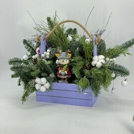 Podarok na novij god kompozitciya s zhivoj el_yu nobilis s suvenirom olenyonok s yolochkoj v yashike